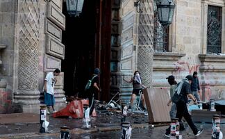 Manifestantes de marcha Generación Z derriban e incendian puertas del palacio de Gobierno de Guadalajara; policías los repliegan