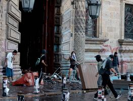 Manifestantes de marcha Generación Z derriban e incendian puertas del palacio de Gobierno de Guadalajara; policías los repliegan