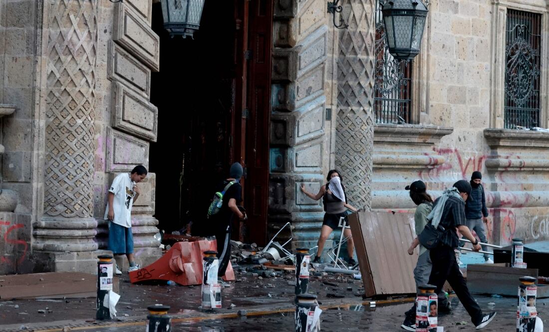 Marcha en Guadalajara provoca que manifestantes iniciaran incendio en el Palacio Nacional (15/11/2025). Foto: AFP