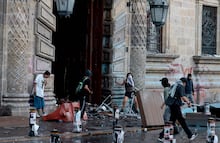 Manifestantes de marcha Generación Z derriban e incendian puertas del palacio de Gobierno de Guadalajara; policías los repliegan