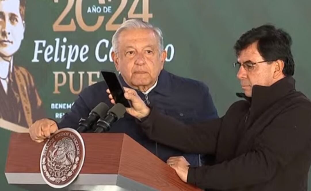 AMLO llama a Manuel Bartlett en la mañanera para que explique sobre las plantas de generación de energía que se construyen en Baja California. Foto: Especial