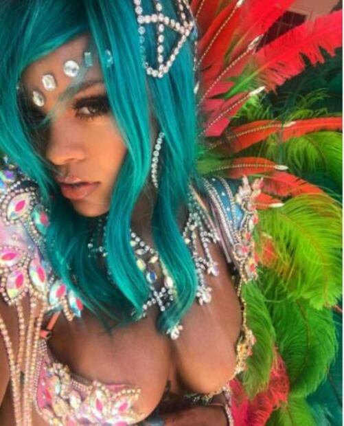 Rihanna impacta con nuevo look y sexy atuendo