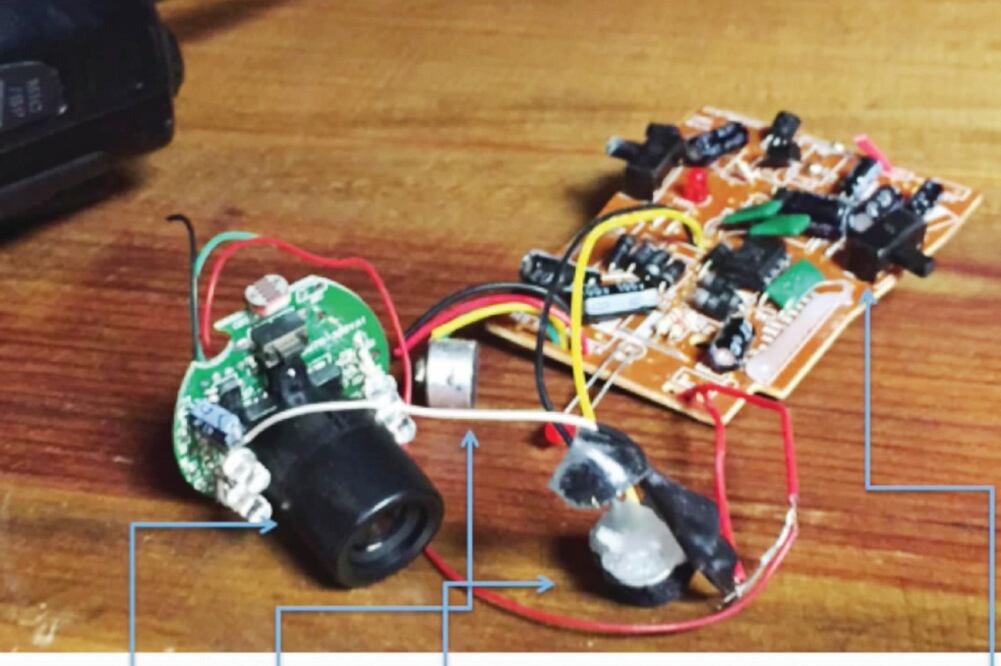 El dispositivo consiste en una microcámara genérica, tres micrófonos de mediano alcance y una tableta para alimentación eléctrica (ESPECIAL)