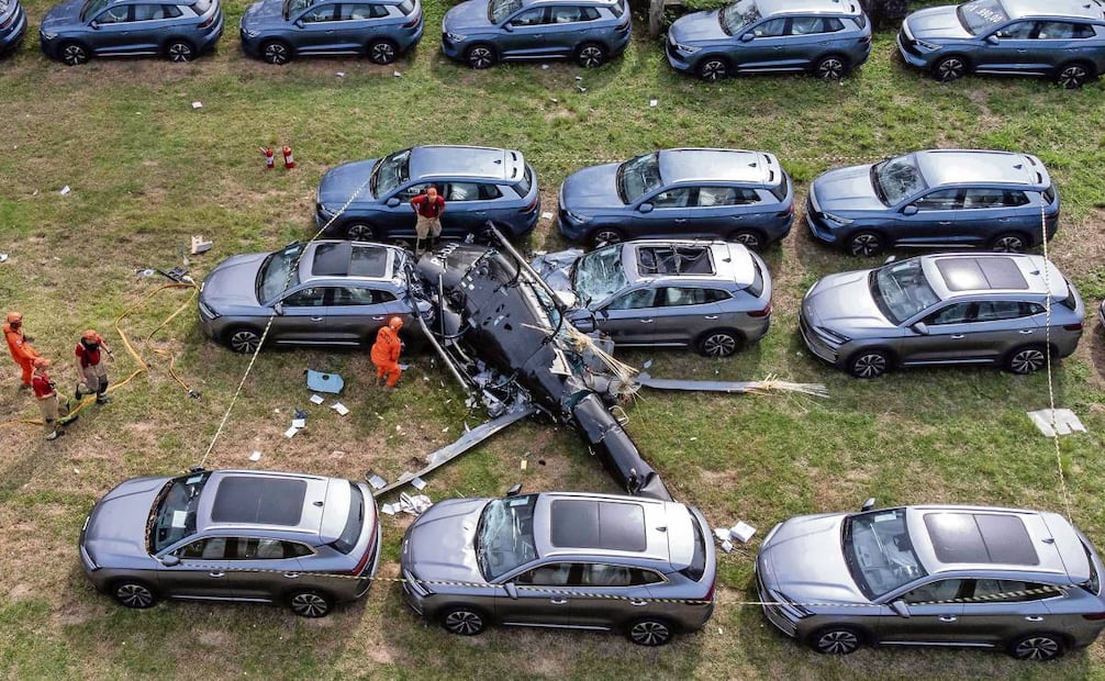 Un helicóptero cayó sobre una concesionaria de autos en Río de Janeiro. Foto: AFP