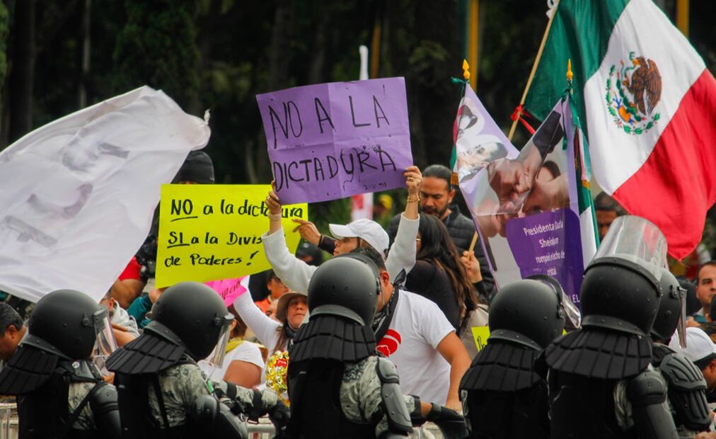Trabajadores del Poder Judicial se manifiestan cerca de la Cámara de Diputados. Foto: Luis Camacho/EL UNIVERSAL