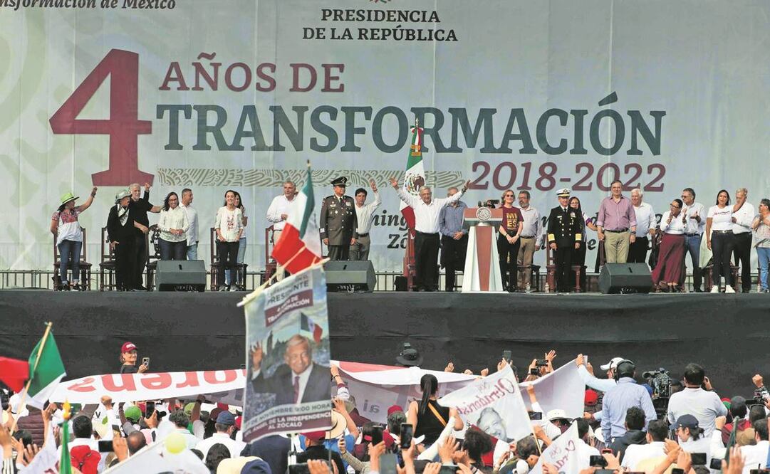 El Presidente arribó al templete en el Zócalo capitalino para dar su discurso por cuatro años de su administración. Estuvo rodeado de su gabinete y otros funcionarios de gobierno. La gente lo recibió con gritos de “reelección”.