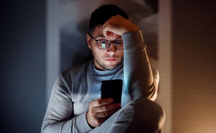 Harvard advierte sobre el "doomscrolling" y cómo afecta a las personas de distintas edades