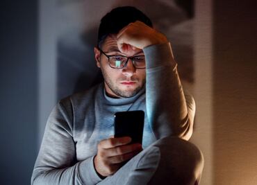 Harvard advierte sobre el "doomscrolling" y cómo afecta a las personas de distintas edades