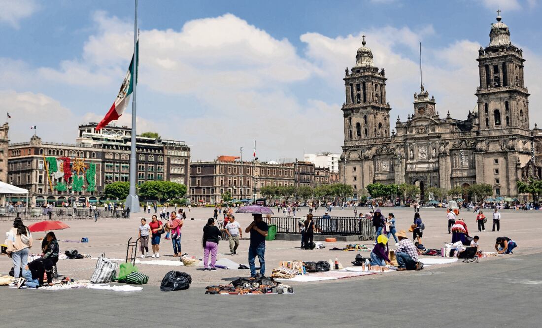 Durante un recorrido se pudo apreciar el comercio ambulante en la plancha del Zócalo, frente al Antiguo Palacio del Ayuntamiento y a un costado de la Catedral. Fotos: Diego Simón y Hugo Salvador / EL UNIVERSAL