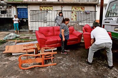 Dan 218 cheques para afectados por lluvias 