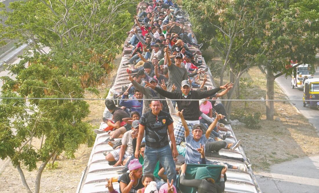 Migrantes centroamericanos se trasladaban hacia Estados Unidos en el tren conocido como La Bestia, durante una de las caravanas que encendieron las alertas en el gobierno de Donald Trump. Foto: REUTERS