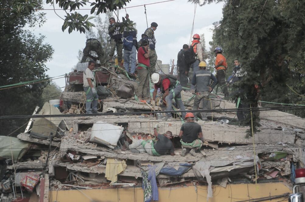 Los paramédicos y personal de la Secretaría de Marina reportan que hay 25 desaparecidos en el multifamiliar en Calzada de Tlalpan. (ALEJANDRO ACOSTA. EL UNIVERSAL)