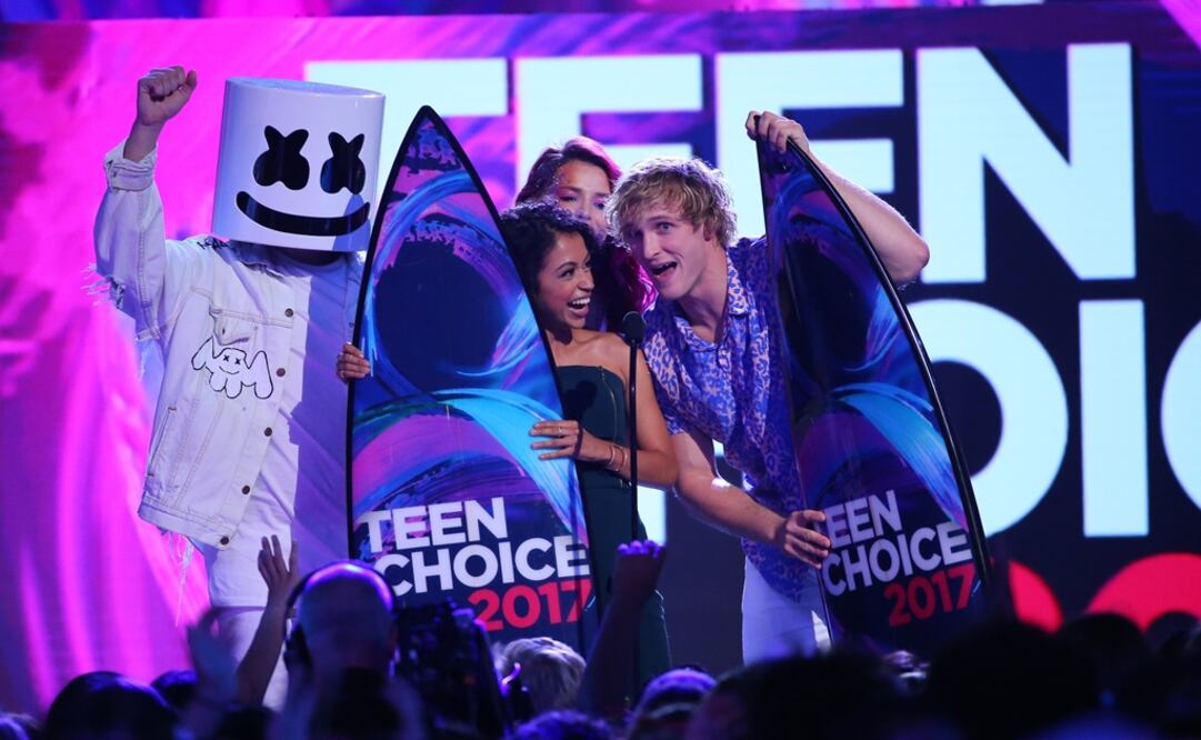 Liza Koshy recibe el premio Choice Female Web Star y Logan Paul el Choice Male Web Star Award. 