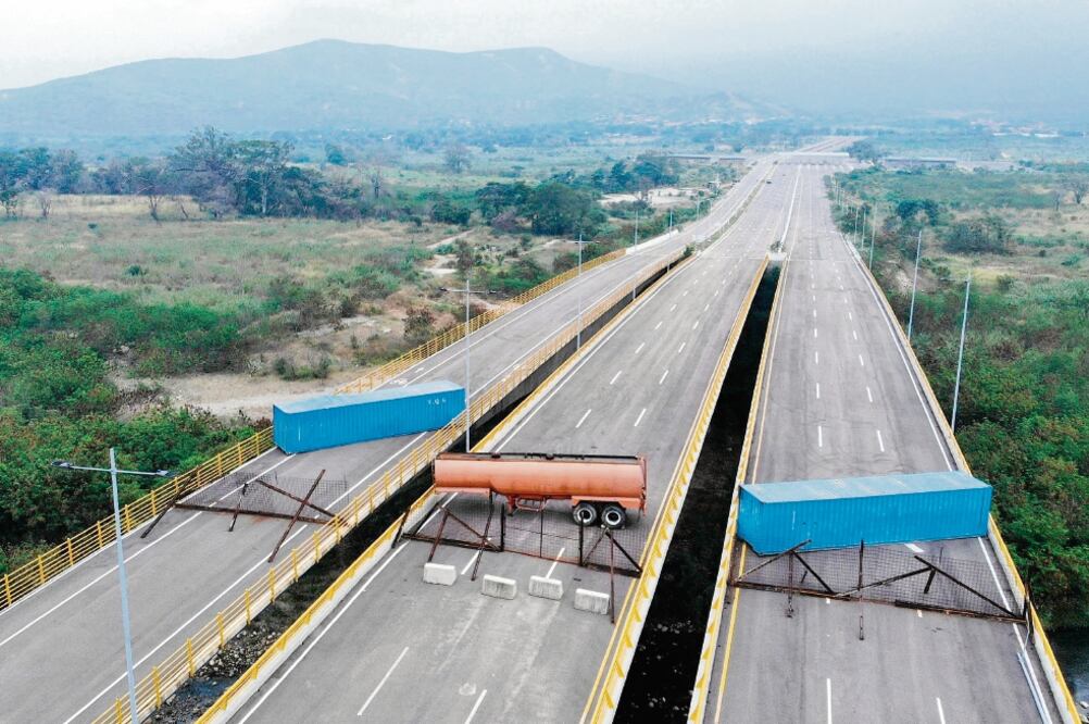 Autoridades venezolanas bloquearon ayer el puente Las Tienditas, que une la ciudad colombiana de Cúcuta y el poblado de Ureña, por el que pasaría la ayuda humanitaria. (EDINSON ESTUPINAN. AFP)