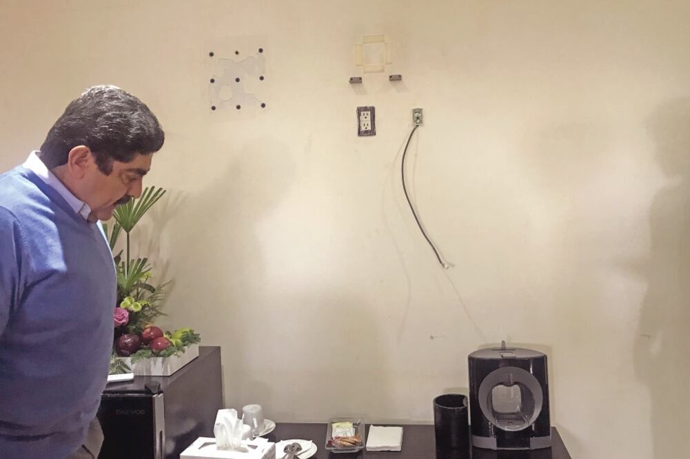 Recorrido. EL UNIVERSAL constató que no hay muebles en diversas áreas del edificio municipal y los pocos que dejaron están destruidos (FOTOS: REBECA JIMÉNEZ. EL UNIVERSAL)