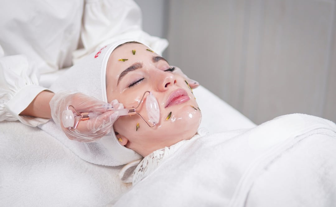 Dos expertas en belleza nos cuentan cómo lograr ese glow fresco antes de Navidad. Foto: Freepik