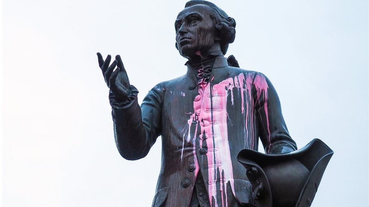 ¿Por qué atacaron los monumentos en honor a Kant? 
