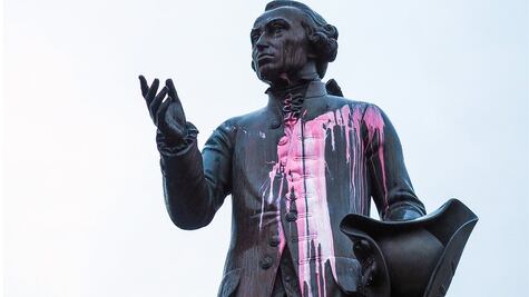 ¿Por qué atacaron los monumentos en honor a Kant?