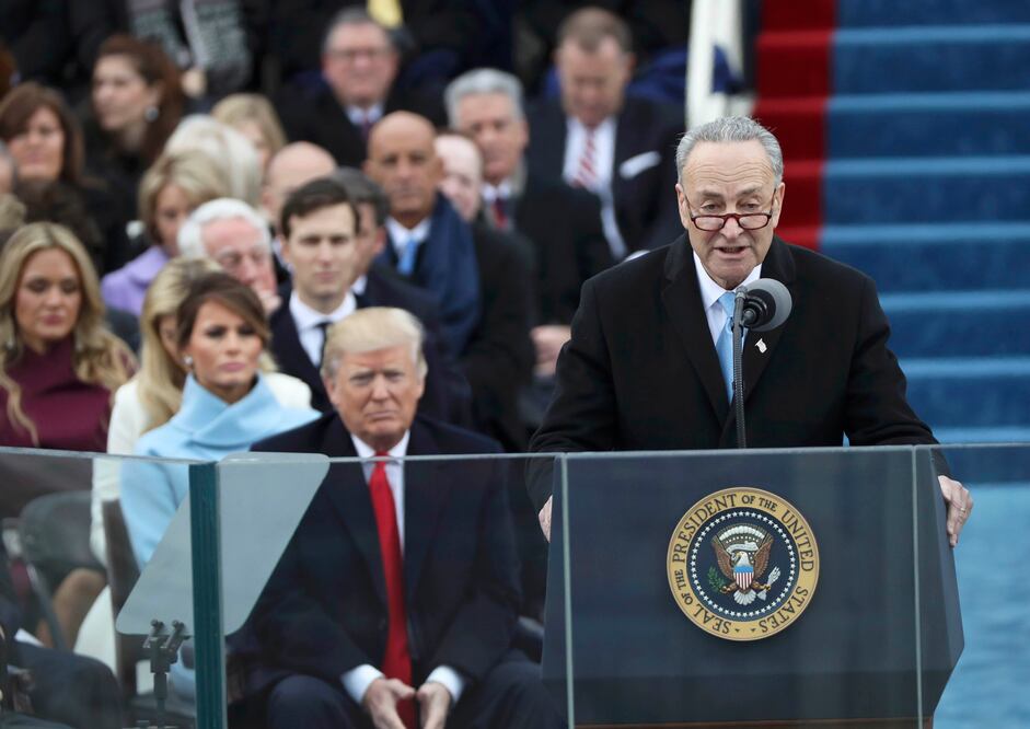 El líder de la minoría demócrata en el Senado de EU, Chuck Schumer, en su discurso el día de la investidura de Trump como presidente (Foto: AP)