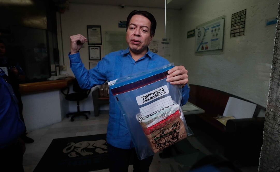 Mario Delgado, presidente nacional de Morena, acudió a la empresa Tameme para supervisar el traslado de las boletas de la encuesta interna del partido rumbo al WTC. Foto: Diego Simón / EL UNIVERSAL