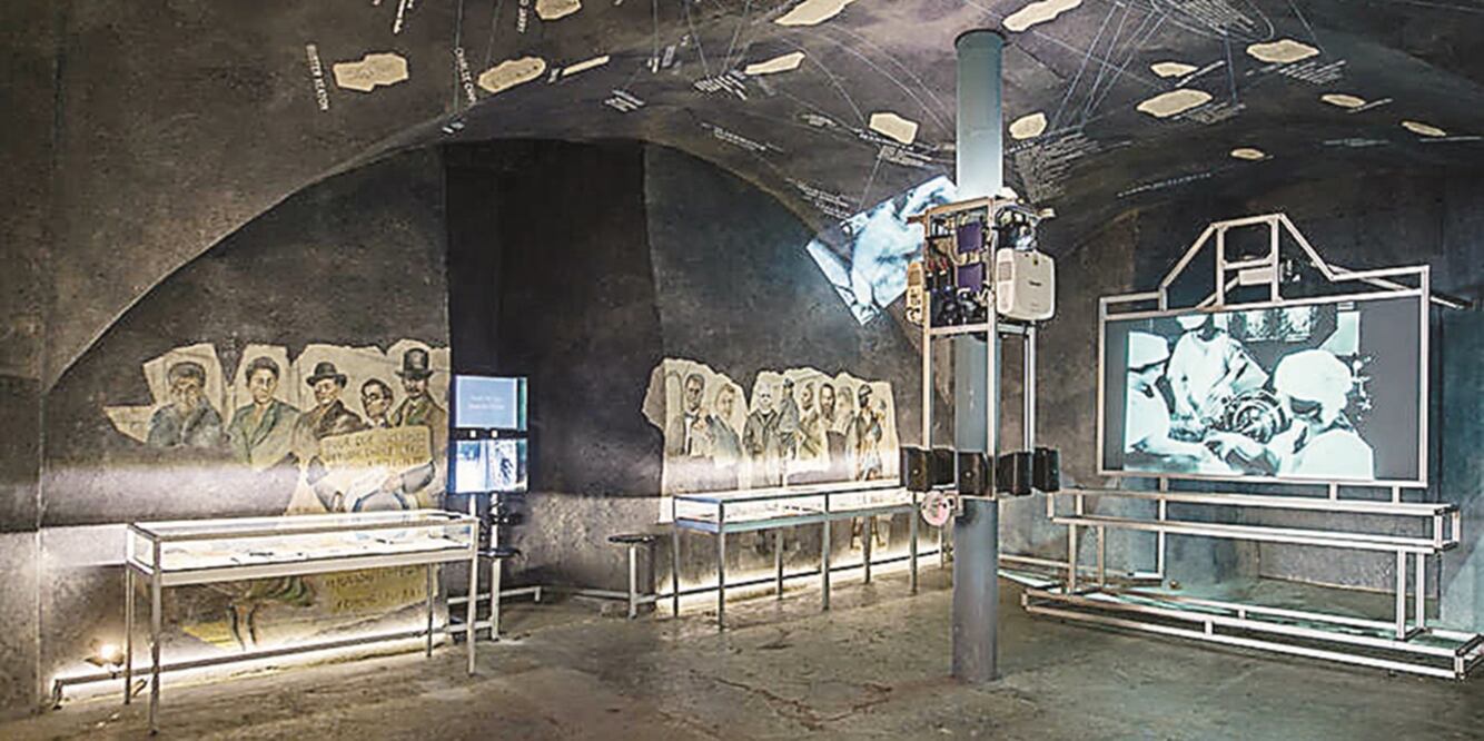 El 5 de febrero de 1916, la corriente dadaísta inició oficialmente con Hugo Ball, Tristan Tzara, Marcel Janco, Hans Arp, Sophie Taeuber-Arp, Emmy Hennings y Richard Huelsenbeck, en el bar Voltaire Zúrich (WWW. ZUERICH.COM)