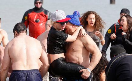 Lady Gaga salta a lago gélido por caridad 