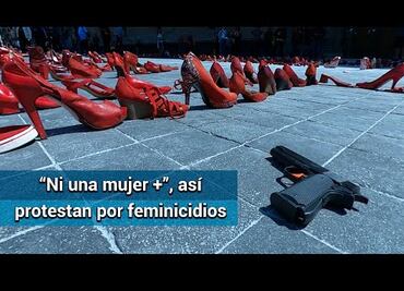 Colocan cientos de zapatillas y calcetas en el Zócalo por feminicidios
