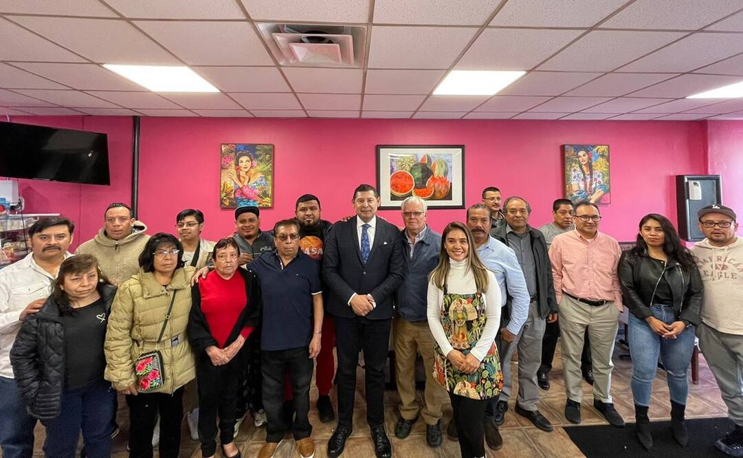 El presidente del Senado sostuvo una reunión de trabajo con migrantes mexicanos, en Passaic, New Jersey, encabezada por Félix Sánchez, conocido como el “Rey de la Tortilla”. / Foto: Especial