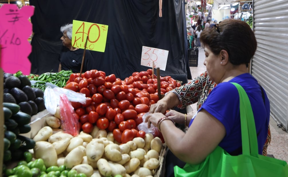 Con el alza de precios, los compradores cada vez ven más apretado su bolsillo. Foto: Karen Vázquez/ EL UNIVERSAL