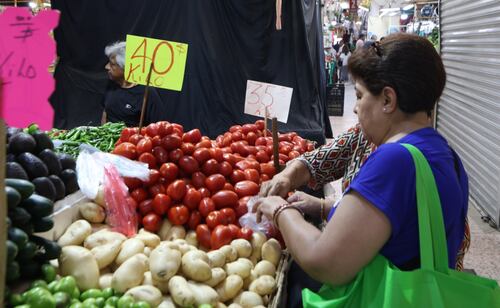 El impulso se dio por el repunte del precio del jitomate y otros alimentos como la cebolla. Foto: Karen Vázquez/ EL UNIVERSAL