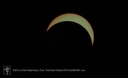 El eclipse solar comienza a ser visible en Chile tras atravesar el Pacífico