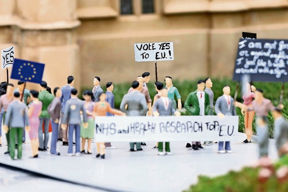 Varias figuras que representan a detractores y defensores del Brexit, colocadas ante una miniatura del Parlamento Británico, fueron expuestas ayer en el parque de Mini-Europe en Bruselas, Bélgica (OLIVIER HOSLET.EFE)