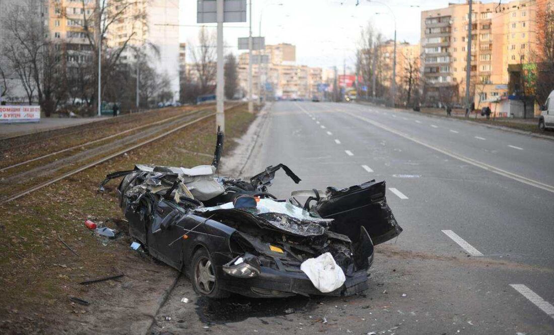Rusia Ucrania: Indigna video de tanque aplastando a conductor y auto. Foto: AFP