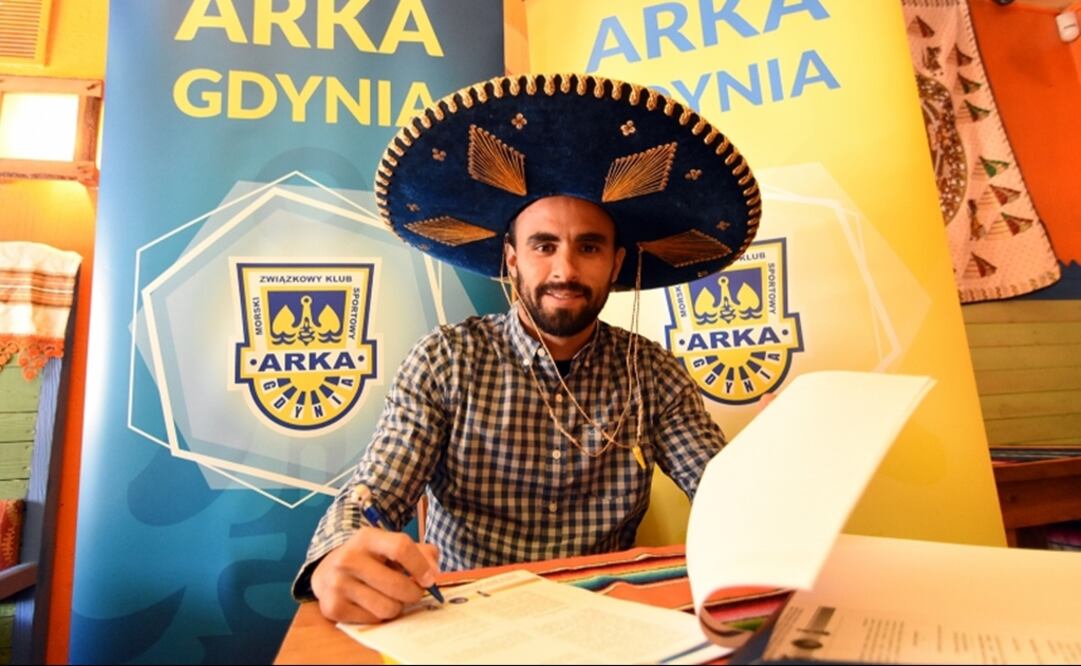 Twitter (@ArkaGdyniaSSA). El futbolista mexicano cumplió con los requisitos necesarios para ser fichado con el Arka Gdynia