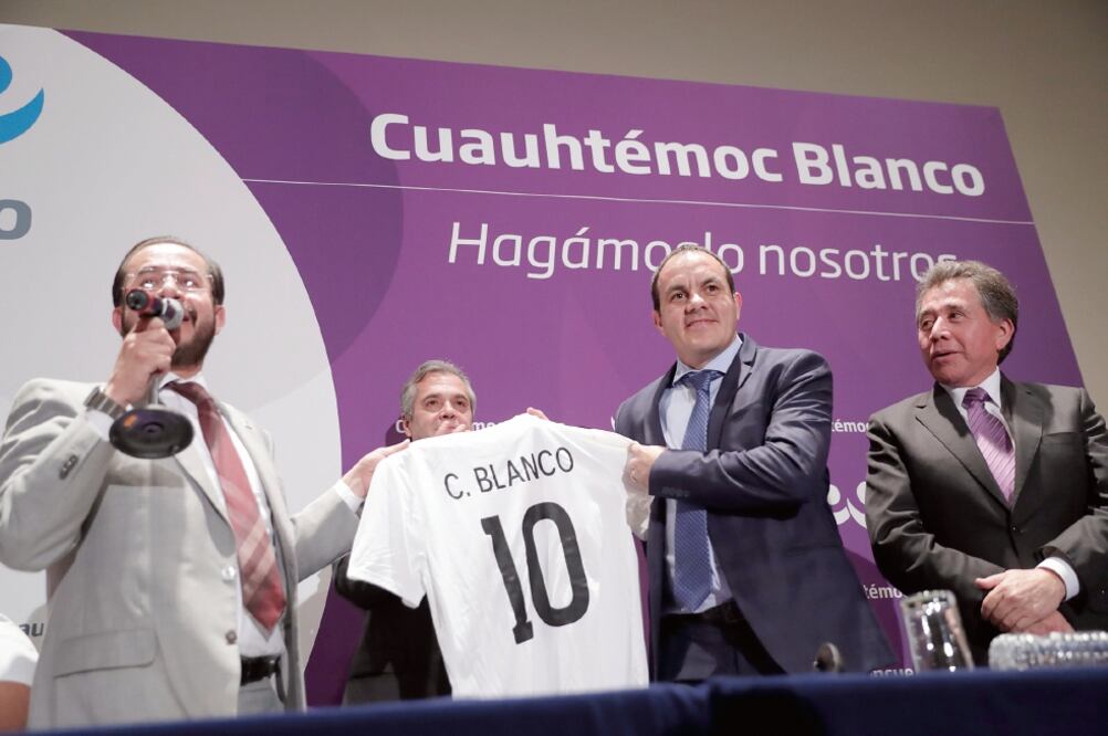 Hugo Éric Flores (izq.), presidente nacional del PES, y el edil de Cuernavaca, Cuauhtémoc Blanco, durante la afiliación del ex futbolista al partido (IVÁN STEPHENS. EL UNIVERSAL)