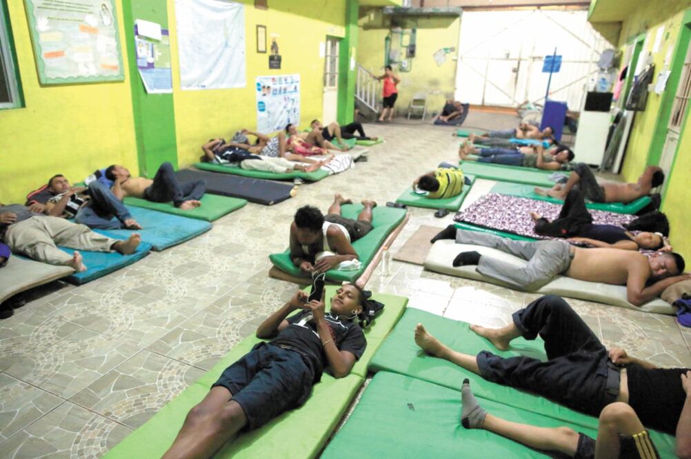 Cifra. Migrantes en un refugio, en Tapachula, Chiapas. México recibió 29 mil 600 nuevas solicitudes de asilo durante 2018. Foto: REBECCA BLACKWELL. AP