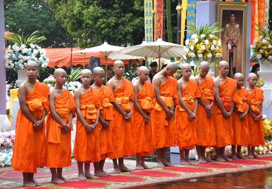 Niños rescatados en Tailandia se ordenan como budistas
