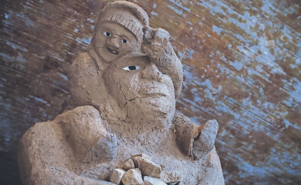 Rumbo al desorden, escultura de adobe con la que el creador representa la vulnerabilidad. Foto: Osmar Alvarado/ EL UNIVERSAL