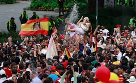 España encuentra otra casa en la glorieta de Cibeles; aficionados españoles y mexicanos celebran en la colonia Roma