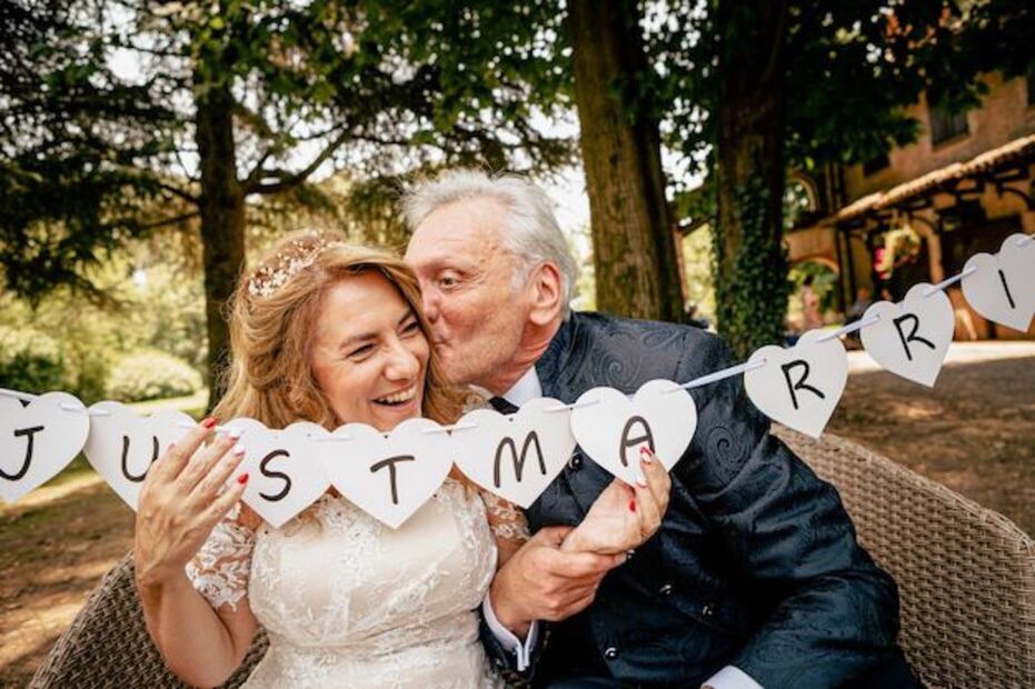 Los análisis de IA han encontrado que la convivencia prolongada antes del matrimonio reduce la probabilidad de divorcio. Fuente: Freepik.