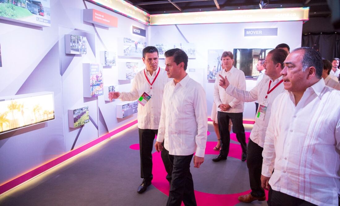 El presidente Peña Nieto en un recorrido con funcionarios y el gobernador de Guerrero. Foto: cortesía de Presidencia