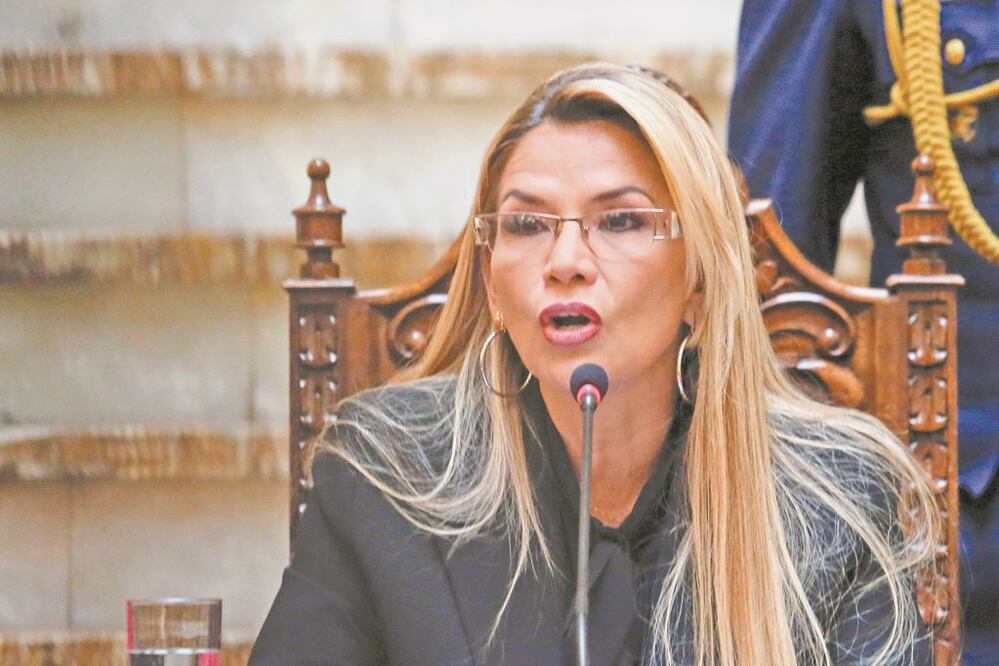 Jeanine Áñez, presidenta interina de Bolivia, dijo que la embajadora mexicana lesionó la soberanía del pueblo boliviano. REUTERS