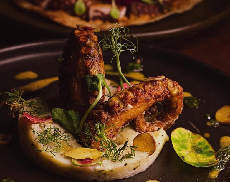 En este restaurante se sirve comida y bebida con sabor a México. Foto: Instagram @atarrayabar