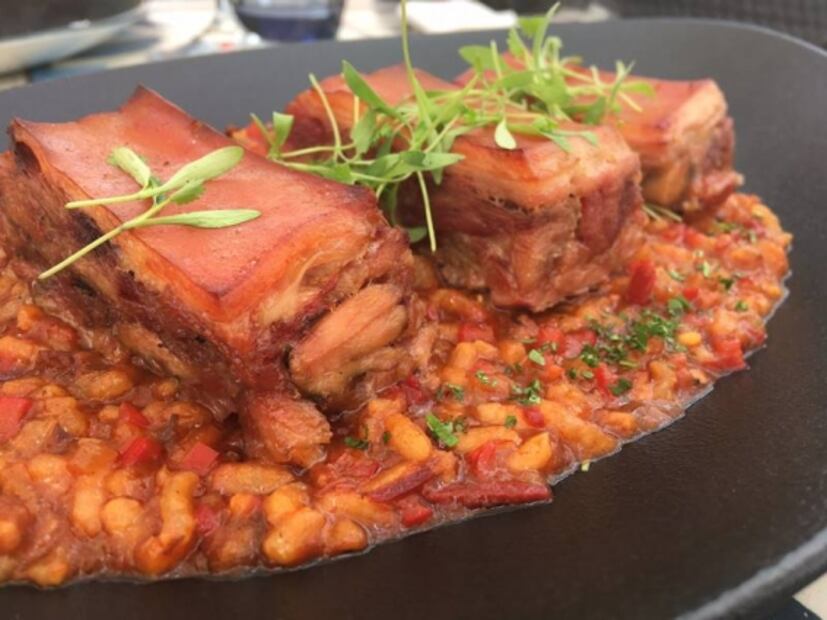 Disfruta de una copa de vino mientras disfrutas de un atardecer, o la puesta de un arcoiris
