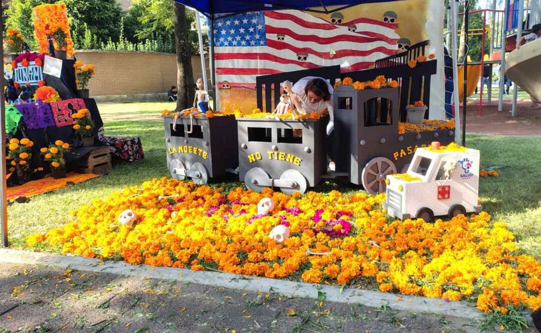 En la explanada del Museo de las Ciencias (Universum), en Ciudad Universitaria, integrantes de la comunidad pertenecientes a la Universidad Nacional Autónoma de México (UNAM) prepara la 28ª edición de su Megaofrenda.
Foto: Arantxa Meave