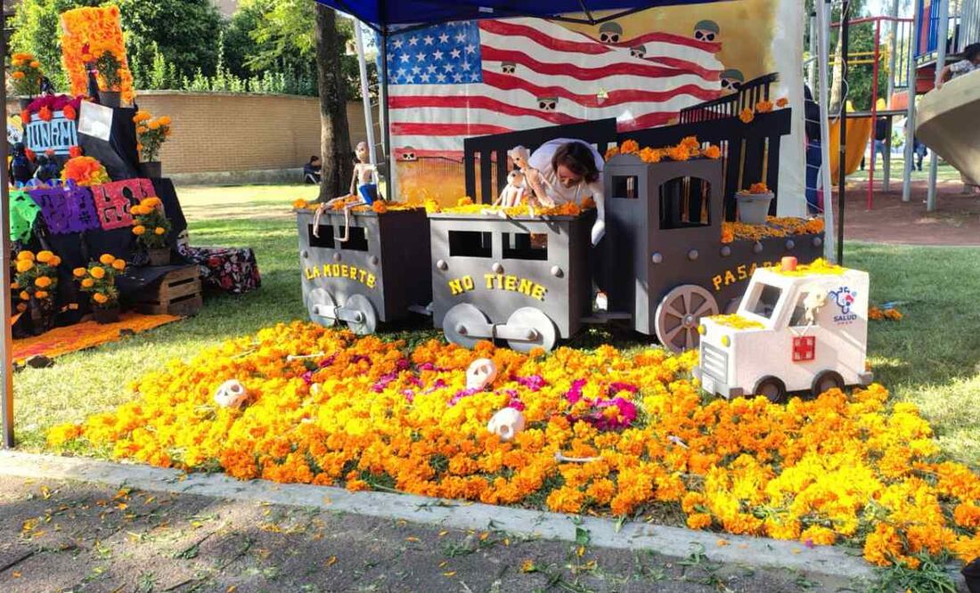 En la explanada del Museo de las Ciencias (Universum), en Ciudad Universitaria, integrantes de la comunidad pertenecientes a la Universidad Nacional Autónoma de México (UNAM) prepara la 28ª edición de su Megaofrenda.
Foto: Arantxa Meave