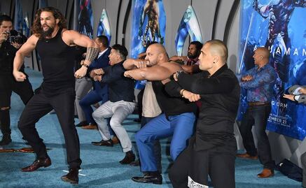 La peculiar danza de Jason Momoa en la premiere de "Aquaman"