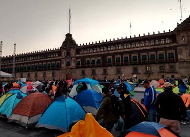 FOTOS: Amanece Zócalo de la CDMX con plantón y paro laboral de la CNTE pese a acuerdo con Sheinbaum
