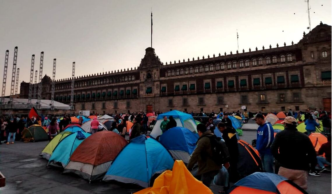 Integrantes de la CNTE instalaron un plantón la madrugada, del miércoles 19 de marzo de 2025, en el Zócalo de la Ciudad de México, como parte del paro de labores de 72 horas en protesta a la iniciativa de reforma a la Ley del ISSSTE. Foto: Eduardo Dina/EL UNIVERSAL
