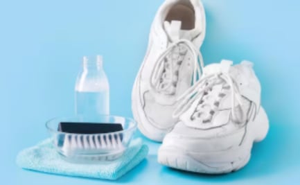 ¿Tus tenis blancos tienen manchas amarillas?; elimínalas con esta sencilla y eficaz técnica